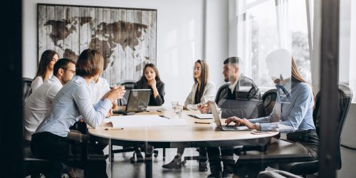 grupo-de-pessoas-trabalhando-no-plano-de-negocios-em-um-escritorio